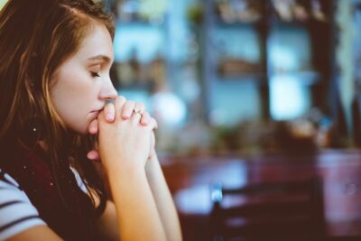Junge Frau betet